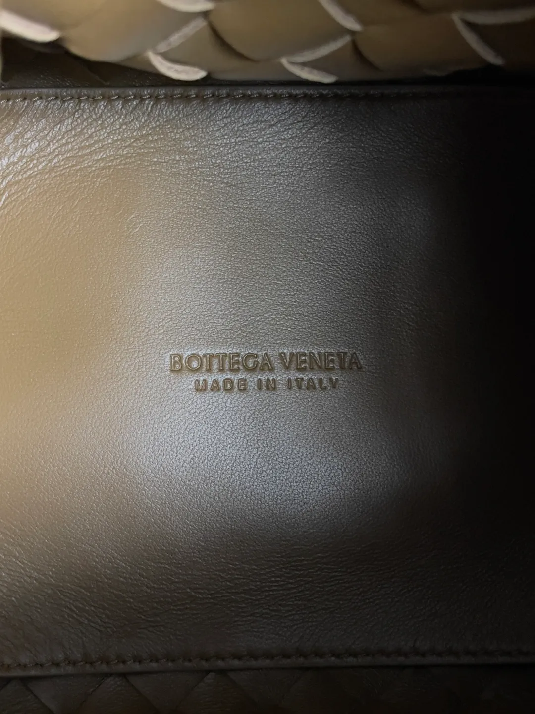 Batch 2280 BV home is new! Andiamo combines the Bottega Veneta archive parachute handbag to inherit retro elements and integrate modern trends. The same style as Shu Qi's in Beijing Night. It is a continuation of the classic bag. It has three functions: hand carry, shoulder and cross-body. It is embellished with metal brass knot buckles. It is small and has an amazing capacity. It can easily hold sunglasses in a box / small bottle of water / powder powder / charger and other daily necessities when going out. The upper body is versatile. Style number: 796569 Size: 21*17*16.5cm
